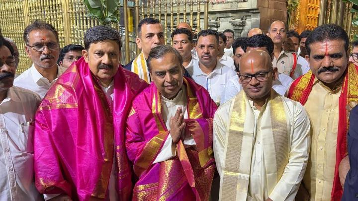 Mukesh Ambani visits Guruvayur temple