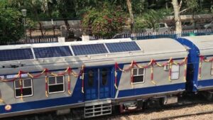 റൂഫ് ടോപ്പ് സോളാർ പാനലുമായി റെയിൽവേ Indian Railways rooftop solar panel train coaches