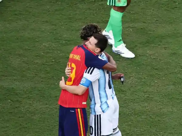 lamine yamal-lionel messi world cup hug